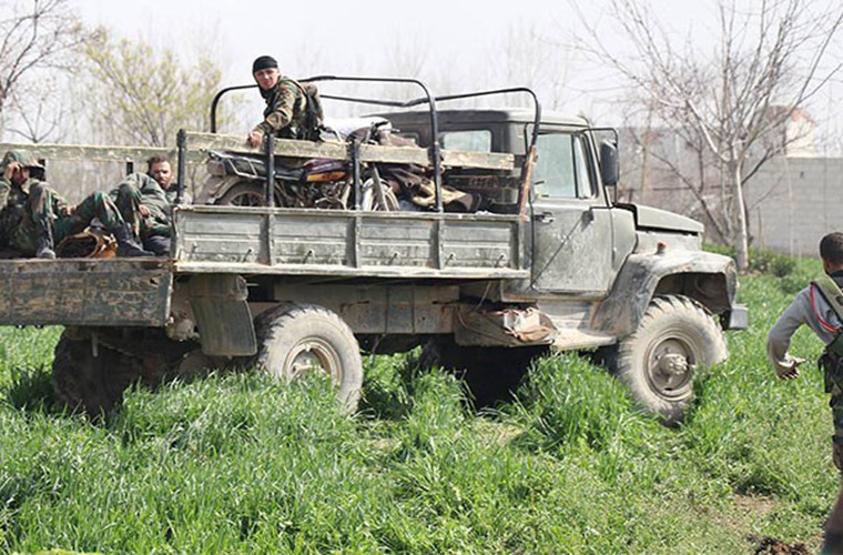 “Xưởng sản xuất từng được các tay súng khủng bố sử dụng để chế tạo vũ khí hóa học này nằm gần thị trấn Aftaris. Chúng tôi đã thu giữ một lượng lớn vũ khí hóa học. Nhóm phiến quân có thể đã định sử dụng số vũ khí này để tiến hành một cuộc tấn công hóa học ở Đông Ghouta rồi sau đó đổ tội cho quân chính phủ Syria”, Feras Ibrahim, một quan chức quân đội Syria, nói. Ảnh: FNA.