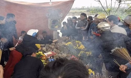 Hương khói nghi ngút đêm ngày trên ngôi mộ có hai con rắn.