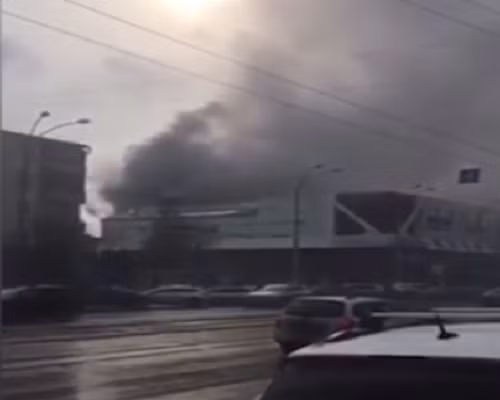 Một số người tuyệt vọng nhảy ra khỏi tòa nhà với hy vọng sẽ có thể sống sót. Được biết, nhiều người đã thiệt mạng khi rơi xuống mái hiên tòa nhà. Ảnh: RT.