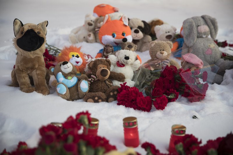 Thị trưởng thành phố Kemerovo đề nghị người biểu tình cử đại diện đến thăm nhà xác để đích thân xác nhận rằng các nhà chức trách đã không che giấu sự thật về số người chết. Tổng thống Vladimir Putin khẳng định "không nghi ngờ gì" rằng thủ phạm sẽ bị trừng phạt. Đáp lại những lời kêu gọi cách chức thống đốc khu vực Kemerovo, Aman Tuleyev, Tổng thống Putin cho biết ông sẽ đưa ra quyết định sau cuộc điều tra do nhóm 100 nhà điều tra liên bang tiến hành. Thị trưởng thành phố Kemerovo đề nghị người biểu tình cử đại diện đến thăm nhà xác để đích thân xác nhận rằng các nhà chức trách đã không che giấu sự thật về số người chết. Tổng thống Vladimir Putin khẳng định "không nghi ngờ gì" rằng thủ phạm sẽ bị trừng phạt. Đáp lại những lời kêu gọi cách chức thống đốc khu vực Kemerovo, Aman Tuleyev, Tổng thống Putin cho biết ông sẽ đưa ra quyết định sau cuộc điều tra do nhóm 100 nhà điều tra liên bang tiến hành.