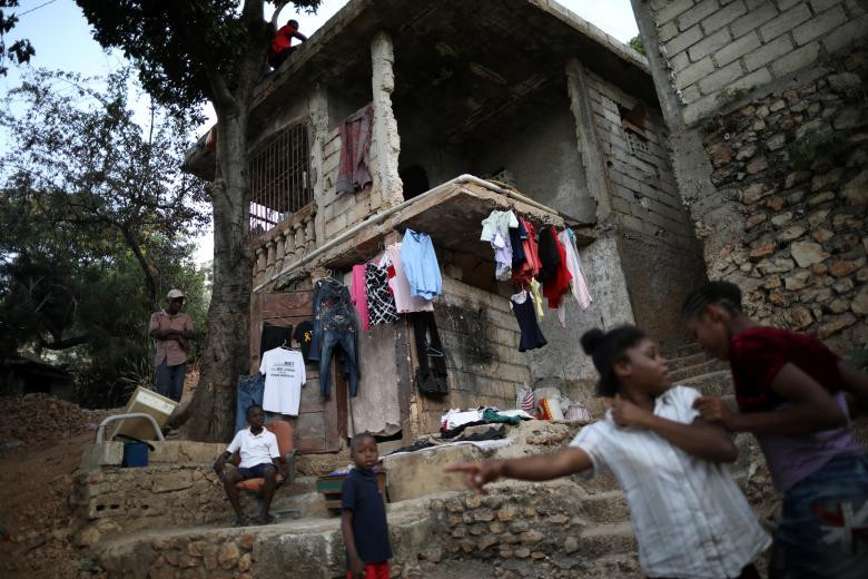 Quần áo được bày bán trong một khu ổ chuột ở Port-au-Prince ngày 13/3.