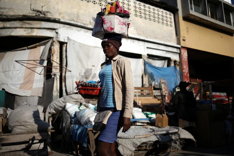 Người phụ nữ đi bán hàng rong trên đường phố ở Port-au-Prince ngày 8/3.