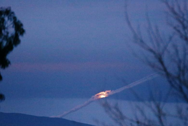 Một quả tên lửa được phóng vào vùng Afrin nhìn từ phía bắc Rajo ngày 25/2.