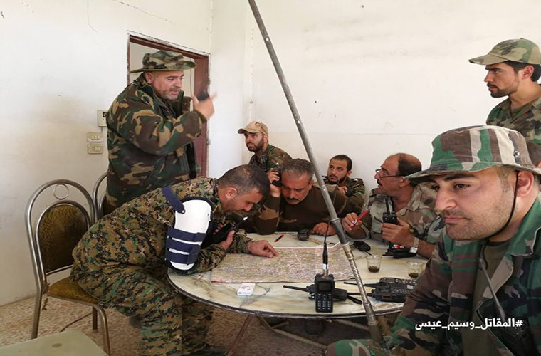 “Dưới sự chỉ huy của lực lượng Mãnh Hổ, các binh sĩ Syria đã đánh bại nhóm khủng bố ở trục phía đông Al-Hamouriyah, qua đó mở đường cho đồng đội tiến vào thị trấn này”, nguồn tin cho hay.