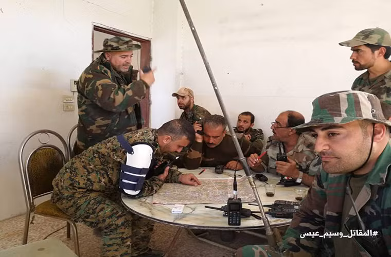 “Dưới sự chỉ huy của lực lượng Mãnh Hổ, các binh sĩ Syria đã đánh bại nhóm khủng bố ở trục phía đông Al-Hamouriyah, qua đó mở đường cho đồng đội tiến vào thị trấn này”, nguồn tin cho hay.