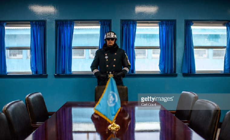 Một binh sĩ Hàn Quốc đứng gác bên trong phòng hội nghị JSA tại làng Bàn Môn Điếm thuộc khu DMZ ngày 7/2/2018. Ảnh: Getty. 