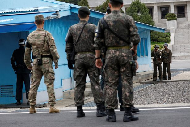 Làng Bàn Môn Điếm nằm giữa khu phi quân sự liên Triều là giới tuyến phân cách Triều Tiên và Hàn Quốc. Đây là nơi Hiệp định ngừng Chiến tranh Triều Tiên đã được ký kết vào năm 1953. Ảnh: Reuters. 