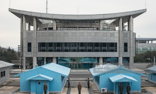 Theo hãng thông tấn Yonhap ngày 29/3, Tổng thống Hàn Quốc Moon Jae-in và nhà lãnh đạo Triều Tiên Kim Jong-un sẽ gặp nhau tại Nhà Hòa bình trong ngôi làng Bàn Môn Điếm thuộc khu phi quân sự liên Triều vào ngày 27/4. Ảnh: Getty Images. 