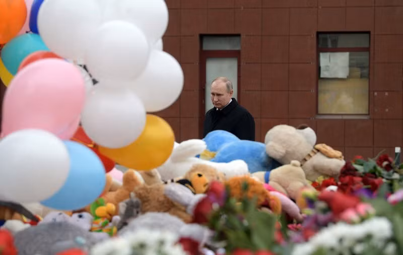Tổng thống Putin tới thăm thành phố Kemerovo hôm 27/3 và đặt vòng hoa tại nơi tưởng niệm các nạn nhân. Trong cuộc gặp với các quan chức, ông chỉ trích họ vì đã bỏ qua các quy tắc an toàn có thể ngăn được thảm họa.