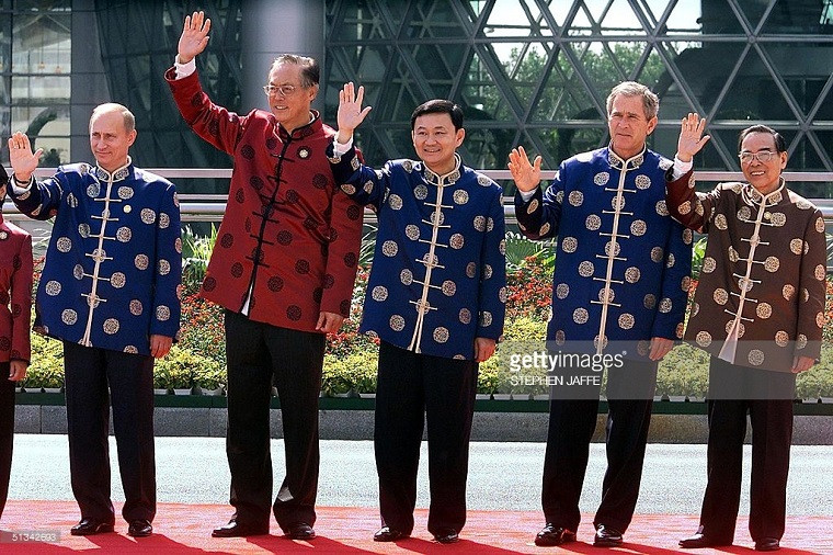 Từ trái sang phải: Tổng thống Nga Putin, Thủ tướng Singapore Ngô Tác Đống, Thủ tướng Thái Lan Thaksin Shinawatra, Tổng thống Mỹ George W. Bush và nguyên Thủ tướng Phan Văn Khải chụp ảnh lưu niệm tại Viện bảo tàng Khoa học và Công Nghệ sau một cuộc họp của APEC ở Thượng Hải, Trung Quốc, ngày 21/10/2001. Ảnh: Getty Images.