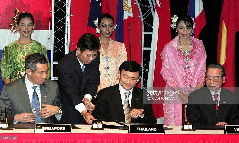 Nguyên Thủ tướng Phan Văn Khải (phải) và Thủ tướng Singapore Lý Hiển Long chứng kiến Thủ tướng Thái Lan khi đó là ông Thaksin Shinawatra (giữa) ký thành lập Hiến chương ASEAN tại Hội nghị cấp cao ASEAN lần thứ 11 ở thủ đô Kuala Lumpur (Malaysia) ngày 12/12/2005. Ảnh: Getty Images.