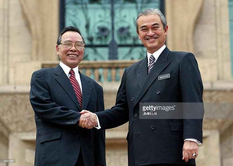Nguyên Thủ tướng Phan Văn Khải (trái) bắt tay cựu Thủ tướng Malaysia Abdullah Ahmad Badawi tại Putrajaya ngày 21/4/2004 trong chuyến thăm chính thức kéo dài ba ngày tới Malaysia nhằm thảo luận về các vấn đề về kinh tế, thương mại song phương. Ảnh: Getty.