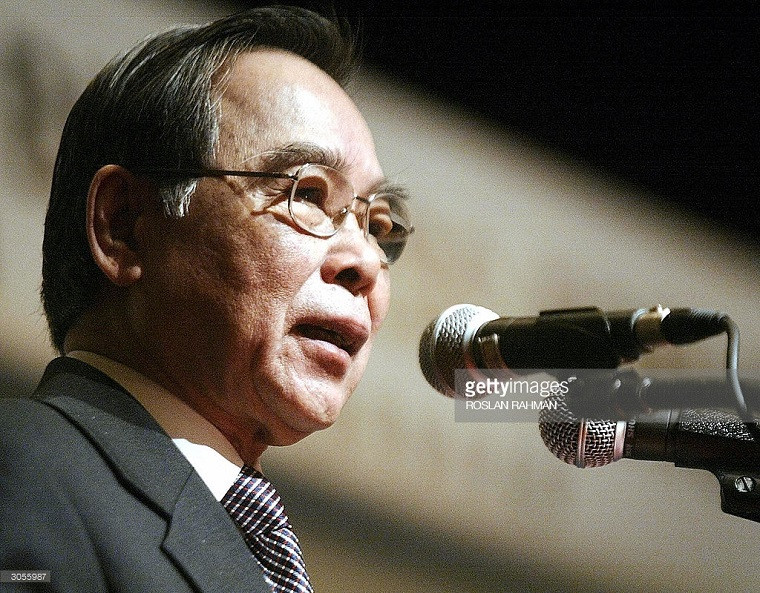 Nguyên Thủ tướng Phan Văn Khải có bài phát biểu tại một diễn đàn doanh nghiệp ở Singapore ngày 9/3/2004. Ảnh: Getty Images.