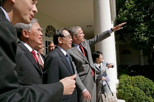 Cựu Tổng thống Mỹ George W. Bush đã mời nguyên Thủ tướng Phan Văn Khải và phái đoàn Việt Nam tham quan Nhà Trắng trong chuyến thăm hồi năm 2005. Ảnh: Whitehouse.