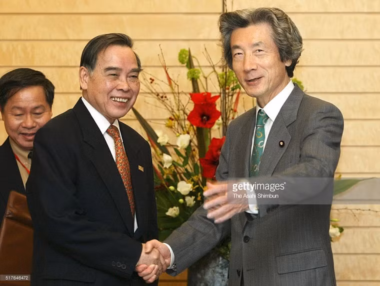 Nguyên Thủ tướng Phan Văn Khải (trái) bắt tay Thủ tướng Nhật Bản Junichiro Koizumi trước cuộc hội đàm tại thủ đô Tokyo, Nhật Bản, ngày 10/12/2003. Ảnh: Getty.