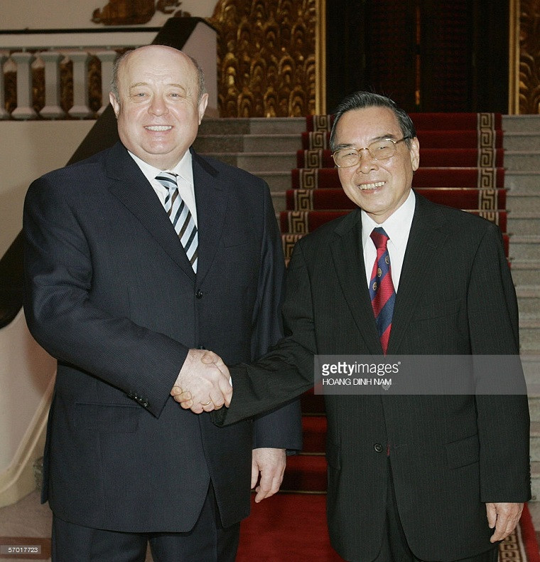 Thủ tướng Nga khi đó là ông Mikhail Fradkov (trái) bắt tay nguyên Thủ tướng Phan Văn Khải trước khi hai nhà lãnh đạo có cuộc hội đàm chính thức tại thủ đô Hà Nội, Việt Nam, ngày 16/2/2006. Ảnh: Getty Images.