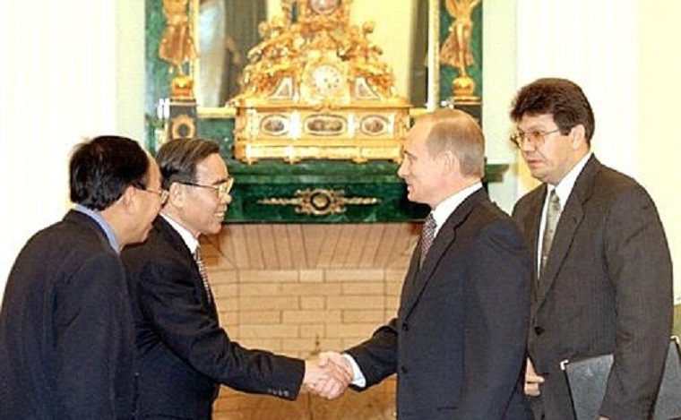 Nguyên Thủ tướng Phan Văn Khải bắt tay Tổng thống Nga Vladimir Putin hồi năm 2000. Ảnh: Kremlin.ru.