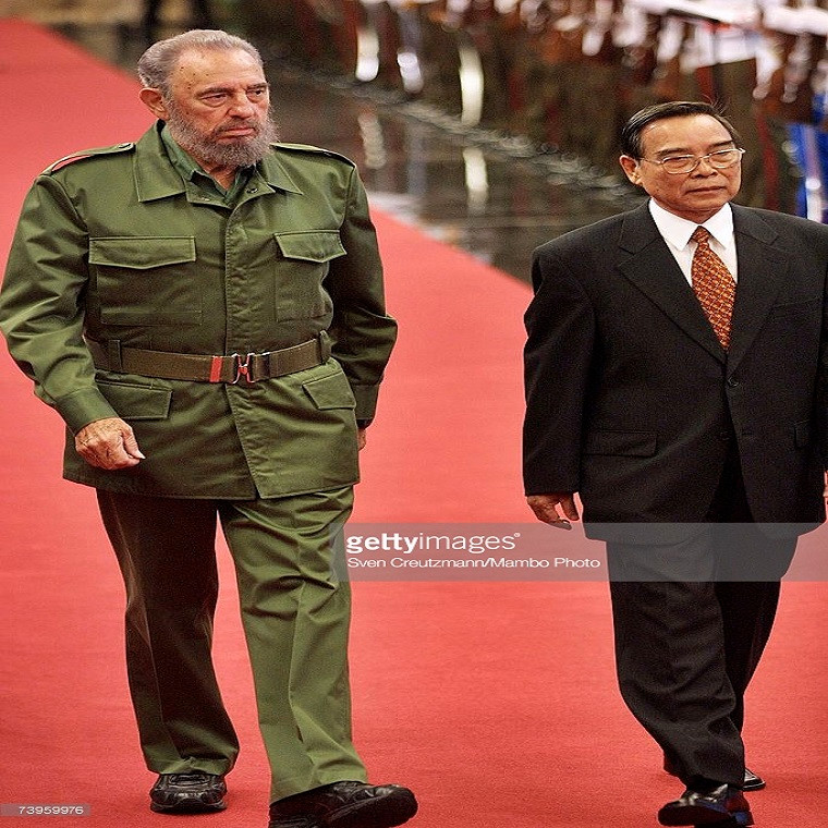 Nguyên Thủ tướng Phan Văn Khải đi cùng lãnh tụ Cuba Fidel Castro tại La Habana trong chuyến công du 4 ngày tới Cuba, bắt đầu từ ngày 29/10/2002. Ảnh: Getty Images.