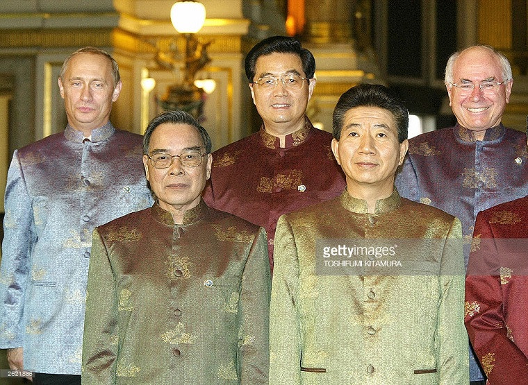Nguyên Thủ tướng Phan Văn Khải chụp ảnh lưu niệm cùng các nhà lãnh đạo thế giới, trong đó có Tổng thống Nga Putin, Chủ tịch Trung Quốc khi đó là ông Hồ Cẩm Đào, Thủ tướng Australia John Howard và Tổng thống Hàn Quốc Roh Moo-Hyun tại Hội nghị thượng đỉnh APEC ở Bangkok, Thái Lan, ngày 21/10/2003. Ảnh: Getty Images.