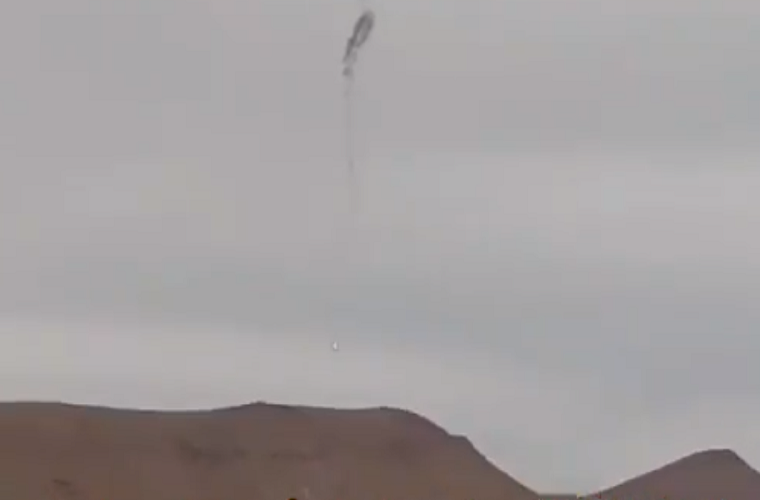 Trong khi đó, theo Sputnik ngày 19/3, nhóm phiến quân Jaysh Tahrir al-Sham được cho đã bắn hạ một máy bay chiến đấu Su-24 của Quân đội Syria ở vùng núi Đông Qalamooon. Chiếc chiến đấu cơ được cho là rơi xuống vùng lãnh thổ do quân chính phủ kiểm soát. Tuy nhiên, hiện chưa rõ số phận của phi công. Ảnh: Sputnik.