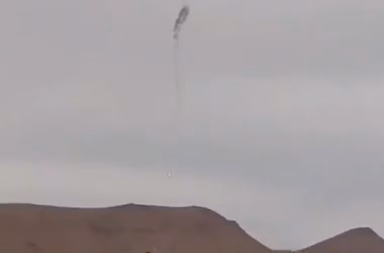 Trong khi đó, theo Sputnik ngày 19/3, nhóm phiến quân Jaysh Tahrir al-Sham được cho đã bắn hạ một máy bay chiến đấu Su-24 của Quân đội Syria ở vùng núi Đông Qalamooon. Chiếc chiến đấu cơ được cho là rơi xuống vùng lãnh thổ do quân chính phủ kiểm soát. Tuy nhiên, hiện chưa rõ số phận của phi công. Ảnh: Sputnik.