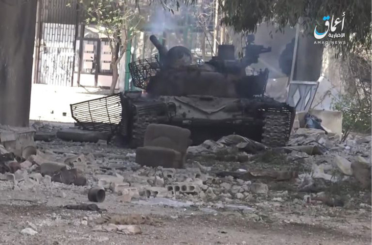 Theo hãng Amaq của phiến quân IS, nhóm khủng bố này đã mở cuộc tấn công dữ dội nhằm vào một căn cứ trọng yếu của Quân đội Syria tại quận al-Qadam, phía nam thủ đô Damascus, hồi cuối tuần trước. “Các tay súng IS đã giết chết 25 binh sĩ Syria, đồng thời phá hủy hai xe tăng chiến đấu của lực lượng chính phủ Damascus”, Amaq đưa tin. Ảnh: SF.