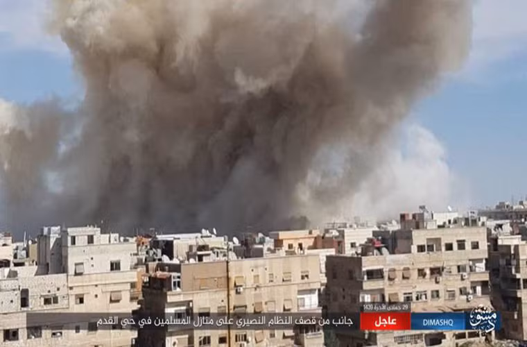 Đáp trả lại cuộc tấn công của nhóm khủng bố IS, các chiến đấu cơ Syria đã tiến hành nhiều cuộc không kích nhằm vào căn cứ của IS tại quận al-Qadam và khu trại Yarmouk ở phía đông. Ảnh: SF.