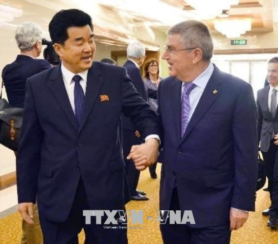 Chủ tịch IOC Thomas Bach (phải) và Bộ trưởng Văn hóa và Thể thao Triều Tiên Kim Il Guk tại sân bay Bình Nhưỡng ngày 29/3, trong chuyến thăm Triều Tiên của ông kéo dài trong 3 ngày. Ảnh: Kyodo/TTXVN
