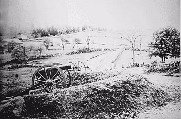 Xe pháo bị bỏ lại trên chiến trường trong ngày đầu diễn ra trận đánh Gettysburg.
