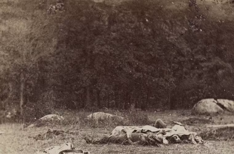 Thi thể các binh sĩ Liên minh miền Nam nằm rải rác khắp một cánh đồng.