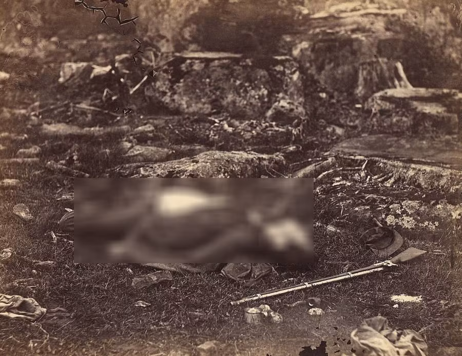 Thi thể của một tay súng bắn tỉa trên chiến trường.