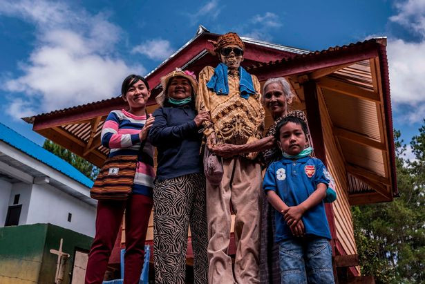 Người Toraja không tin rằng người thân của họ đã chết cho tới khi nghi thức đám tang Rambu Solo được tổ chức.