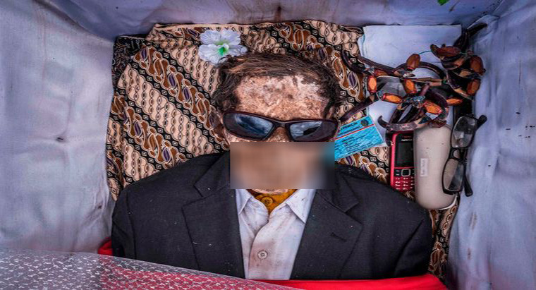 Những bức ảnh về ngôi làng kỳ lạ ở Indonesia nói trên đã được nhiếp ảnh gia Claudio Sieber ghi lại. Tại đây, người Toraja có tục lệ đào mộ để đưa thi thể người thân quá cố về nhà rửa sạch xương cốt và mặc những bộ quần áo mới cho họ.