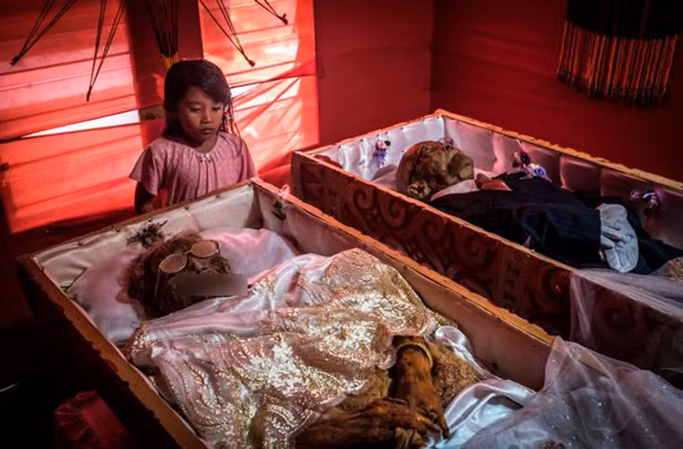 Nhiều thế hệ trong một gia đình sống cùng với... người chết trong ngôi làng đặc biệt này. Những bộ hài cốt được đối xử không khác gì người còn sống.