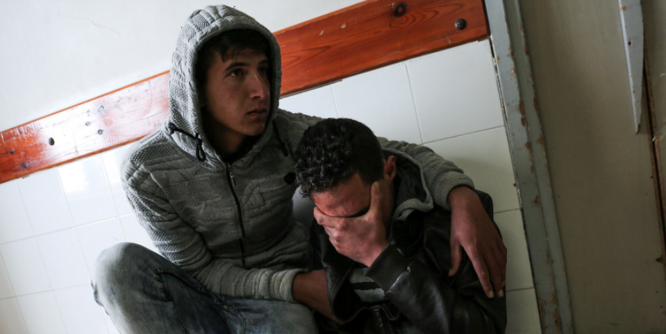 Người thân của Omar Samour, 27 tuổi, đau lòng sau khi anh bị lực lượng Israel bắn chết sáng 30/3. Ảnh: Getty.