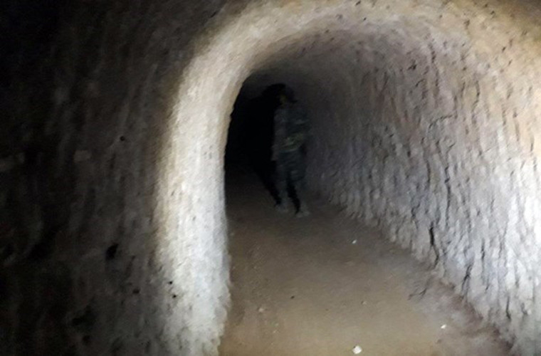 Binh sĩ Syria kiểm tra đường hầm vừa mới phát hiện ở chiến trường Đông Ghouta.