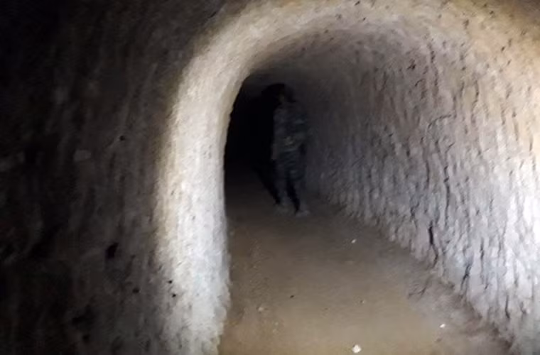 Binh sĩ Syria kiểm tra đường hầm vừa mới phát hiện ở chiến trường Đông Ghouta.