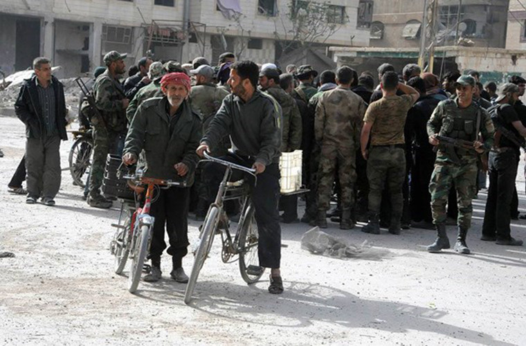 Được biết, hàng nghìn tay súng phiến quân ở Đông Ghouta đã buông vũ khí đầu hàng Quân đội Syria. Gần đây nhất, ngày 25/3, Bộ Quốc phòng Nga cho hay, gần 5.500 tay súng nhóm Faylaq ar-Rahman và người thân của họ đã rời khỏi Đông Ghouta và được đưa tới tỉnh Idlib.