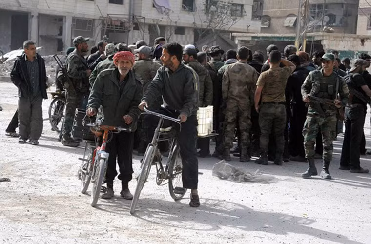 Được biết, hàng nghìn tay súng phiến quân ở Đông Ghouta đã buông vũ khí đầu hàng Quân đội Syria. Gần đây nhất, ngày 25/3, Bộ Quốc phòng Nga cho hay, gần 5.500 tay súng nhóm Faylaq ar-Rahman và người thân của họ đã rời khỏi Đông Ghouta và được đưa tới tỉnh Idlib.