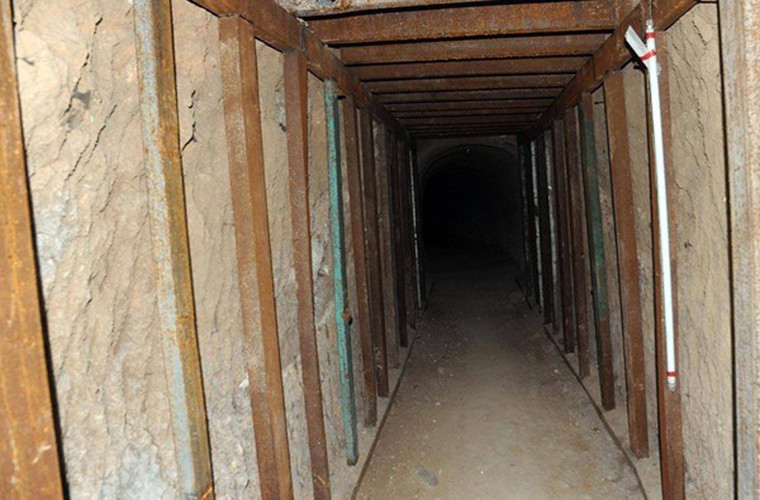 Nguồn tin cho hay, các phần tử khủng bố từng sử dụng hệ thống đường hầm này để vận chuyển cũng như cất giấu vũ khí, đạn dược.