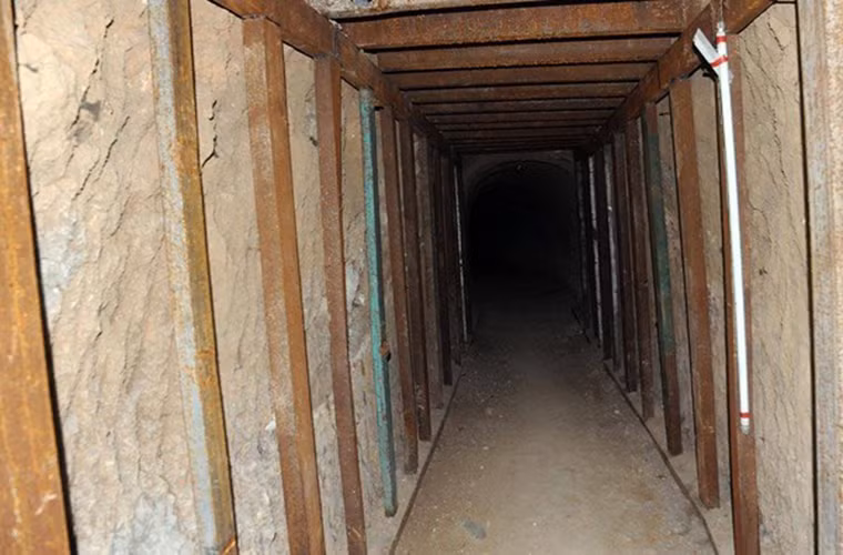 Nguồn tin cho hay, các phần tử khủng bố từng sử dụng hệ thống đường hầm này để vận chuyển cũng như cất giấu vũ khí, đạn dược.