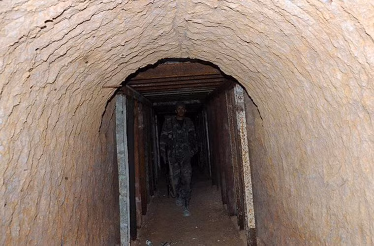 Cùng với đó, Quân đội Syria cũng thu giữ lượng lớn trang thiết bị quân sự, vũ khí mà các nhóm phiến quân bỏ lại sau khi tháo chạy khỏi Đông Ghouta.