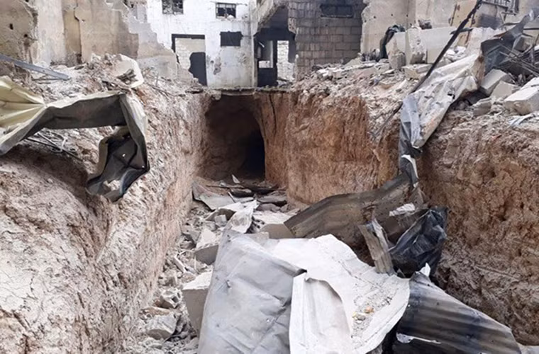 “Binh sĩ Syria phát hiện một đường hầm dài, rộng 5 mét và sâu 3 mét mà các tay súng khủng bố sử dụng để lái xe di chuyển giữa các thị trấn Harasta, Douma và Modira”, Sputnik đưa tin.