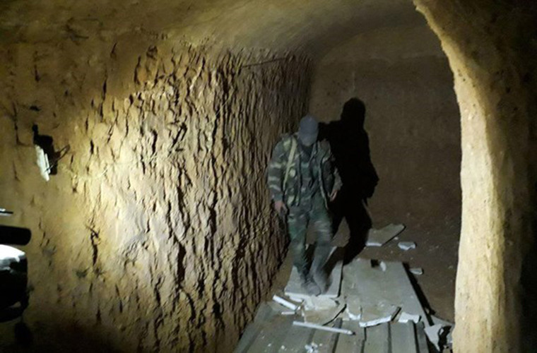 Theo hãng thông tấn SANA, cuối tuần qua, trong quá trình tuần tra tại những khu vực mới được giải phóng ở thị trấn Tain Tarma, Đông Ghouta, Quân đội Syria đã phát hiện ra một mạng lưới đường hầm bí mật nằm bên dưới các tòa nhà. (Nguồn ảnh: FNA)
