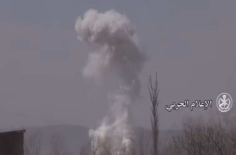 “Các đơn vị tấn công của Sư đoàn cơ giới 4 Quân đội Syria đã kiểm soát hỏa lực những tuyến đường thoát hiểm từ Harasta dẫn tới Douma và hiện tại, chỉ còn cách thành trì Harasta khoảng 200 đến 300 mét”, nguồn tin cho hay. Ảnh: AMN.