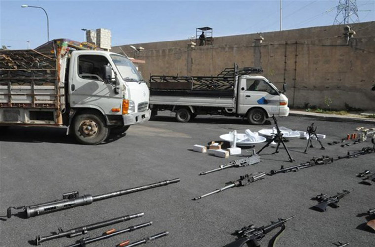 Theo hãng thông tấn SANA, cuối tuần trước, Quân đội Syria đã tịch thu một lô vũ khí và đạn dược khi chúng đang trên đường được vận chuyển tới cho các tay súng Mặt trận Al Nusra ở chiến trường Đông Ghouta. Ảnh: FNA. 