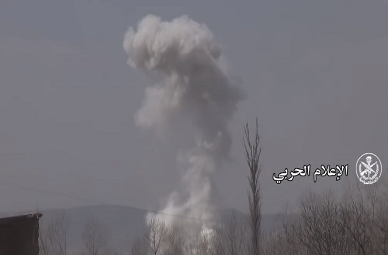 “Các đơn vị tấn công của Sư đoàn cơ giới 4 Quân đội Syria đã kiểm soát hỏa lực những tuyến đường thoát hiểm từ Harasta dẫn tới Douma và hiện tại, chỉ còn cách thành trì Harasta khoảng 200 đến 300 mét”, nguồn tin cho hay. Ảnh: AMN.