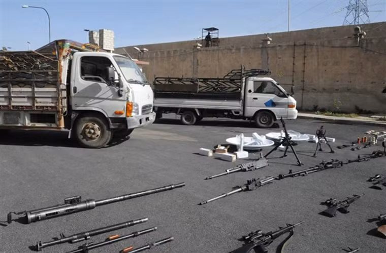 Theo hãng thông tấn SANA, cuối tuần trước, Quân đội Syria đã tịch thu một lô vũ khí và đạn dược khi chúng đang trên đường được vận chuyển tới cho các tay súng Mặt trận Al Nusra ở chiến trường Đông Ghouta. Ảnh: FNA.