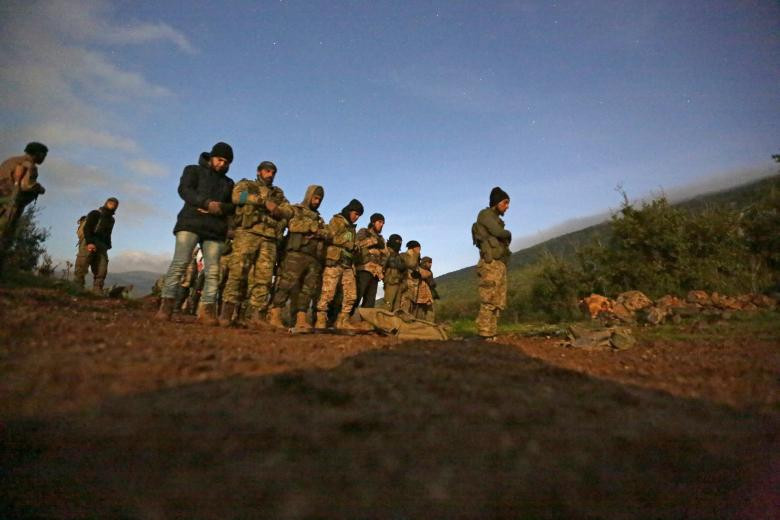Các tay súng FSA cầu nguyện trên chiến trường Afrin ngày 2/3.