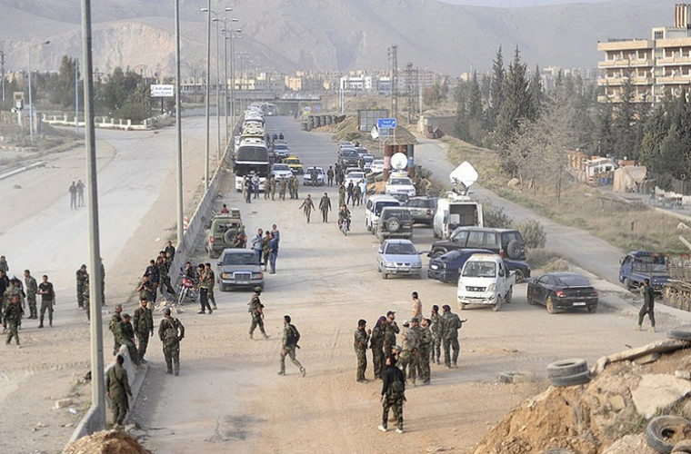 Bộ Quốc phòng Nga ngày 26/3 cho biết, hơn 6.700 tay súng phiến quân và người thân của họ tiếp tục được đưa khỏi khu vực Đông Ghouta thông qua một hành lang nhân đạo để tới tỉnh Idlib. Ảnh: AMN.